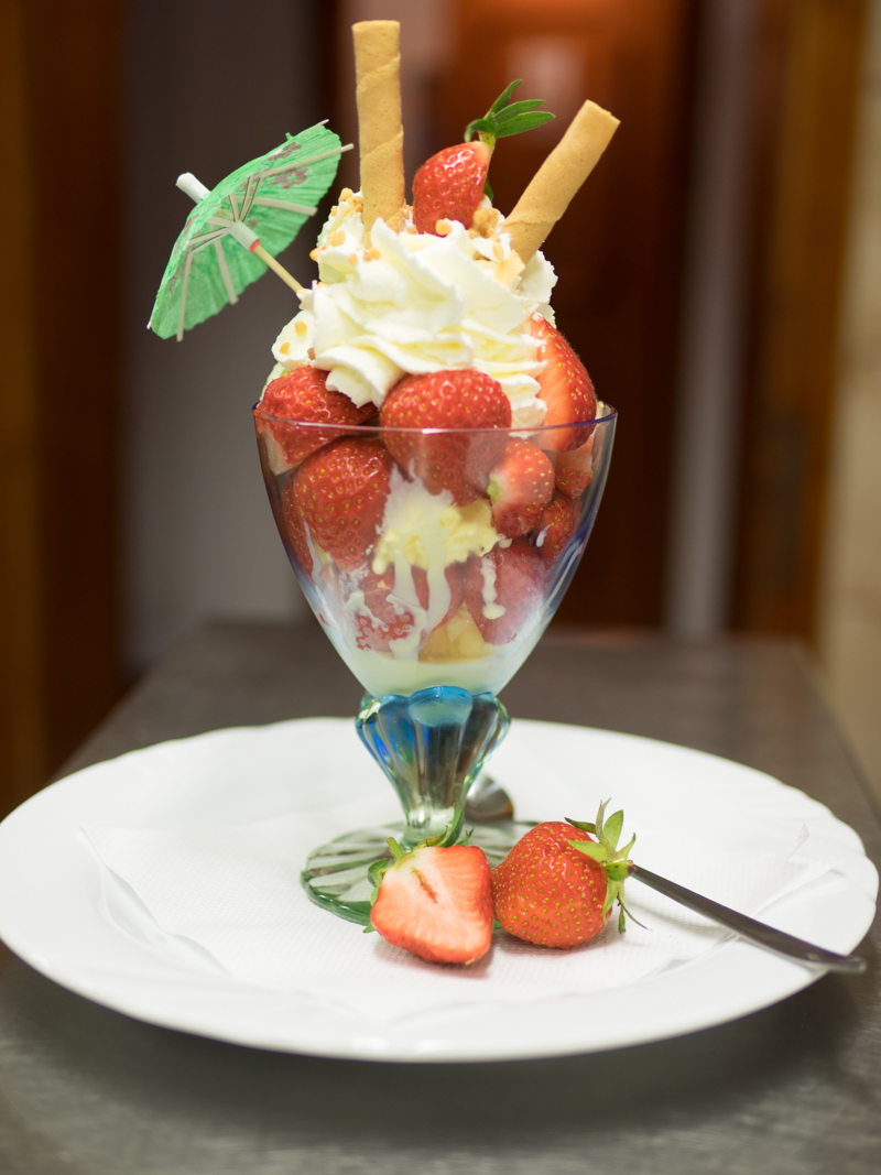 Erdbeereisbecher
