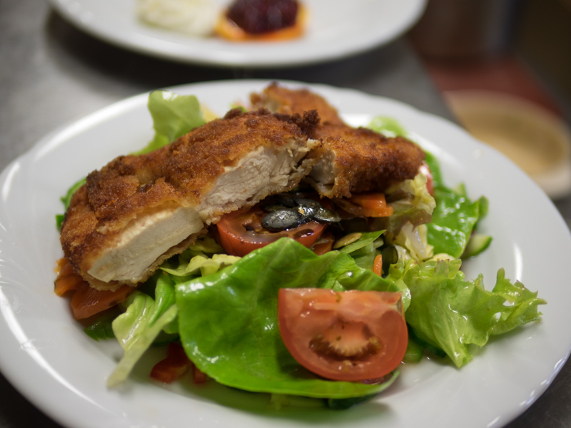 Schnitzel auf Salat